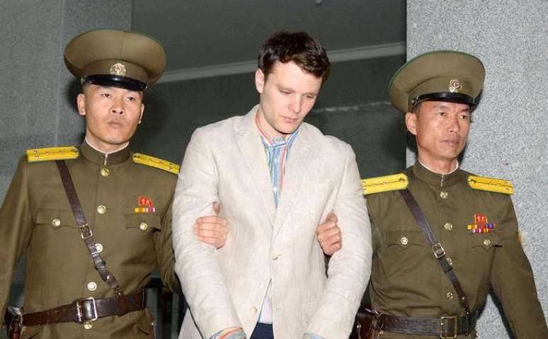 Estudante norte-americano Otto Warmbier sendo levado para tribunal em Pyongyang, Coreia do Norte 16/03/2016 REUTERS/Kyodo