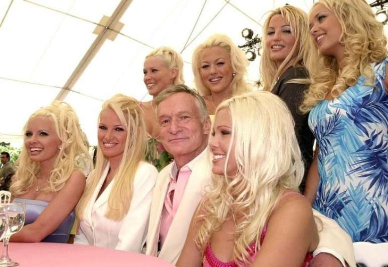 Fundador da Playboy, Hugh Hefner, posa para foto rodeado de mulheres 26/04/2001