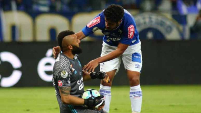 Goleiro escolheu mesmo lado nos pênaltis, mas não pegou nenhum deles (Foto: Pedro Vale/eleven)