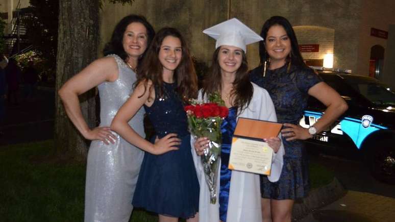 Brasileira posa com a família no dia de formatura no colégio nos EUA: 'Me sinto parte dos dois países' 
