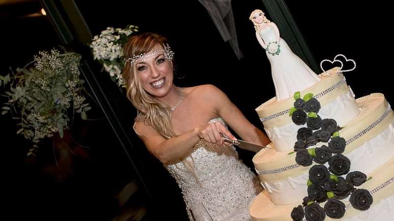 Laura Mesi cortando seu bolo de casamento