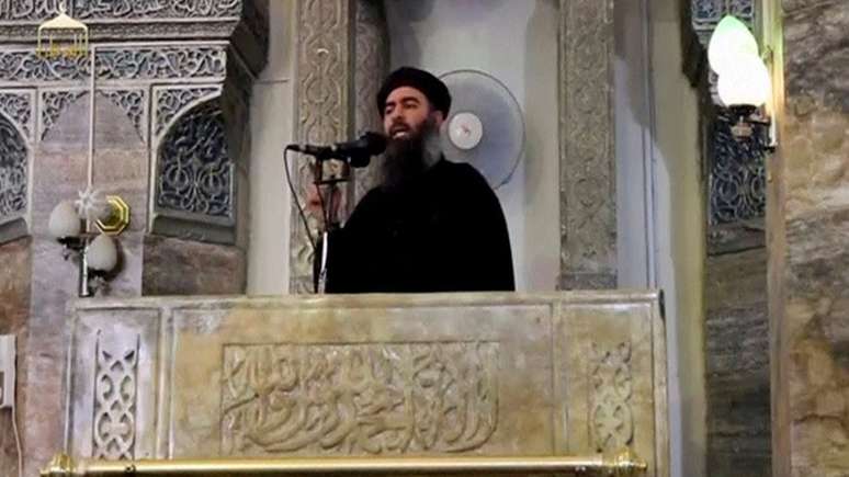 Abu Bakr al-Baghdadi discursa em foto de 2014
