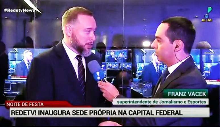 Franz Vacek, superintendente de Jornalismo e Esportes, é entrevistado pelo repórter Mauro Tagliaferri