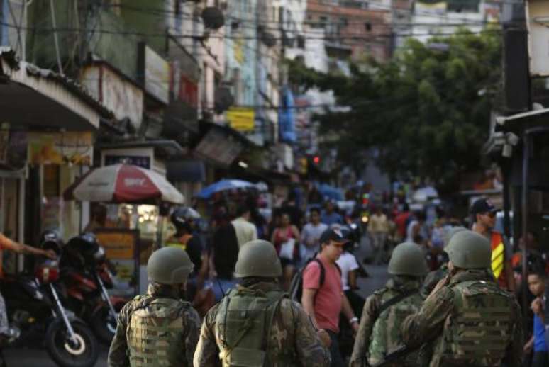 Os-militares permaneceram uma semana na Rocinha, na zona sul do Rio