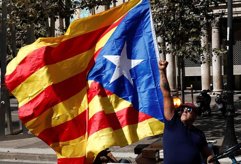 Espanhol mostra apoio a referendo de independência da Catalunha, em Barcelona 29/09/2017 REUTERS/Juan Medina