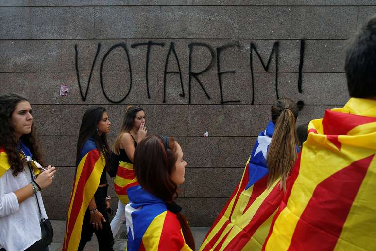 Estudantes vestem bandeira da Catalunha em protesto favorável a referendo de independência da região da Espanha
28/09/2017 REUTERS/Jon Nazca