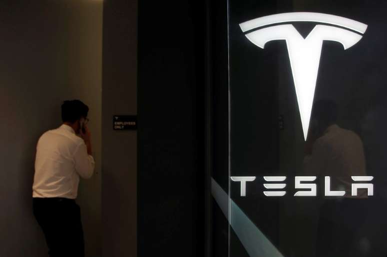 Logo da Tesla durante evento em Taipei, Taiwan 
11/08/2017 REUTERS/Tyrone Siu