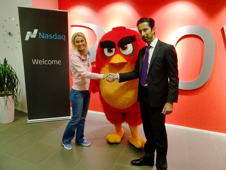 Presidente-executiva da Rovio, Kati Levoranta, e o pesidente da Nasdaq Helsinki, Henrik Husman em Espoo, Finl&acirc;ndia
29/09/2017 REUTERS/Jussi Rosendahl
