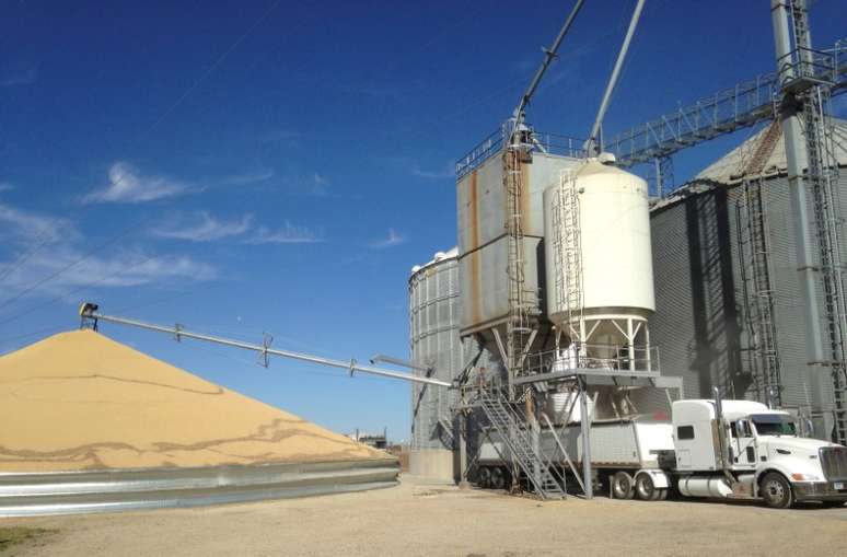 Caminhão é carregado com milho ao lado de pilha de soja em elevador de grãos perto de New Richland, no Estado do Minnesota, EUA
14/10/2015
REUTERS/Karl Plume/File Photo