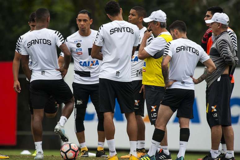 Levir Culpi durante conversa com o elenco do Peixe (Foto: Ivan Storti / Santos FC)