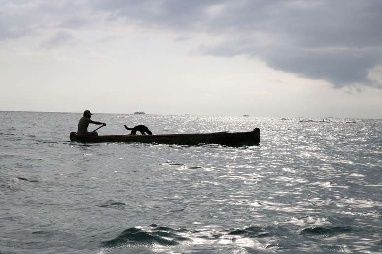 Homem em canoa em frente a Guna Yala