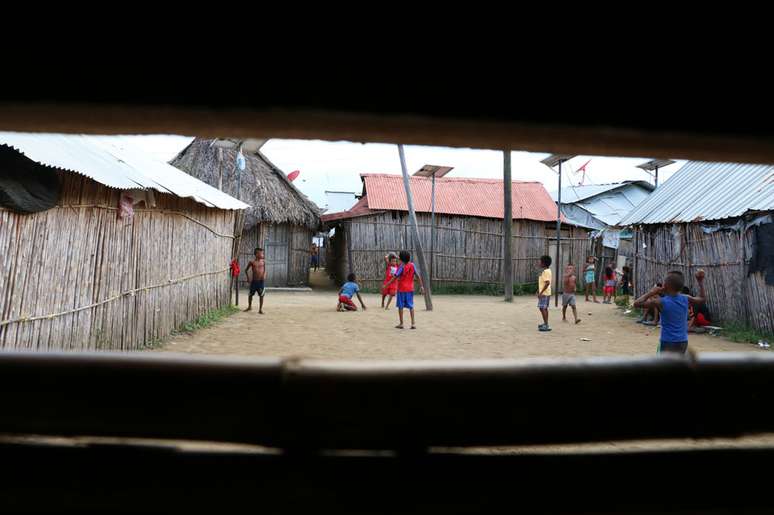 Crianças jogando futebol em Gardi Sugdub