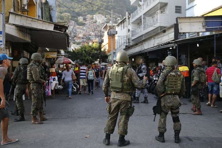 O coronel Luiz Henrique Marinho Pires, da PM, explicou que, com a desmobilização das Forças Armadas na Rocinha, foram feitos 15 pontos de cerco e 14 de contenção na favela. 