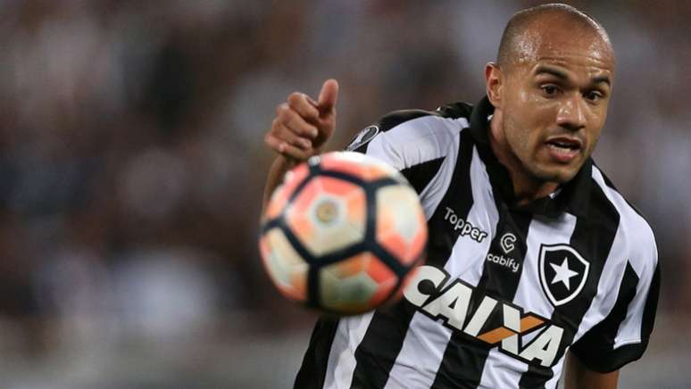 Roger se recupera de um câncer. Notícia Vitor Silva/SSPress/Botafogo