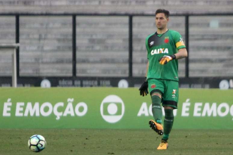 Martin Silva diz que estava pronto para cortar um cruzamento e foi surpreendido (Foto: Paulo Fernandes/Vasco)