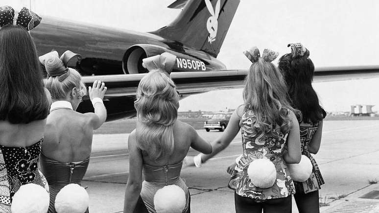 Coelhinhas acenam para avi&atilde;o