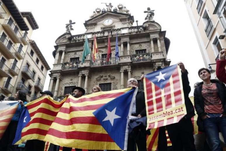 Em protestos, grupo segura a bandeira catalã pró-independência na cidade de Pamplona 