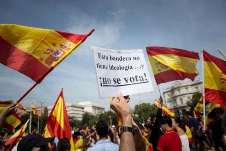 Milhares de pessoas se manifestaram neste s&aacute;bado no centro de Madri e em outras cidades espanholas contra o referendo independentista e a favor da unidade da Espanha. 
