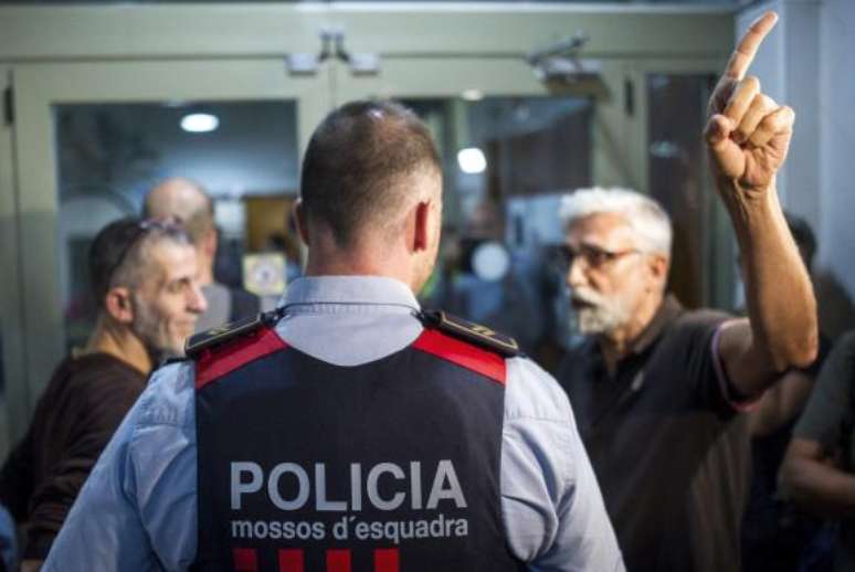 Os policiais da Catalunha, conhecidos como Mossos d'Esquadra,em locais de votação do referendo marcado para este domingo (1°)