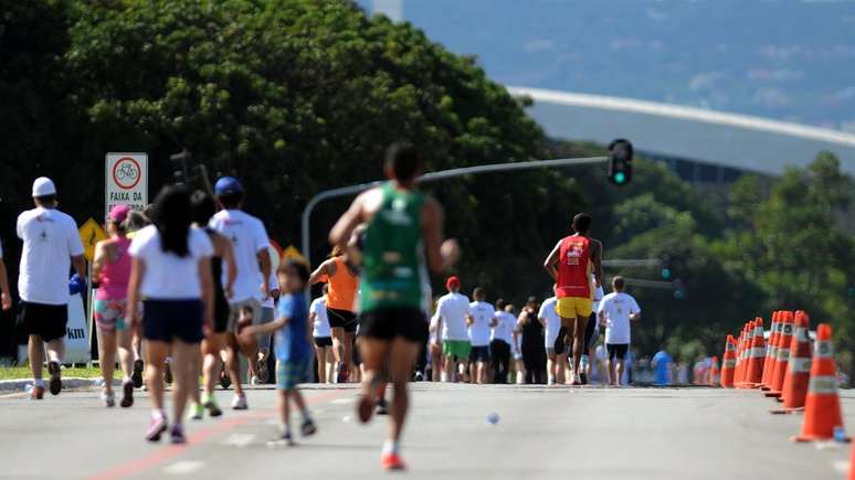 Pessoas correm na rua