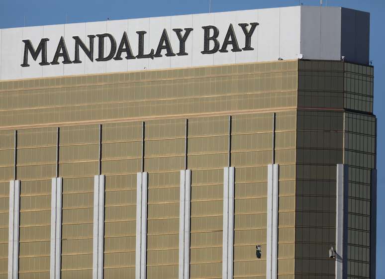 Janelas quebradas no hotel de Las Vegas The Mandalay Bay Resort and Casino 02/10/2017 REUTERS/Mike Blake