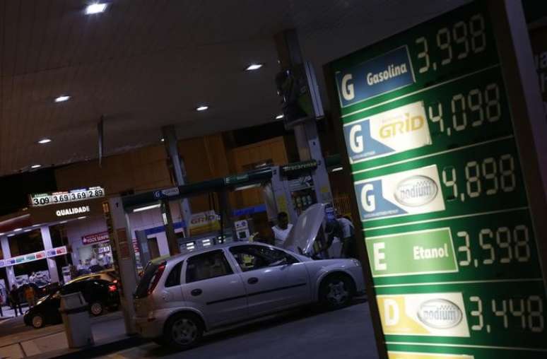 Pre&ccedil;os da gasolina em posto de combust&iacute;veis no Rio de Janeiro, Brasil
05/02/2016
REUTERS/Ricardo Moraes