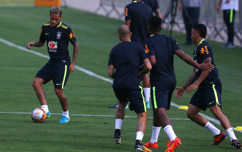 Neymar participa de treino do Brasil em Teresópolis