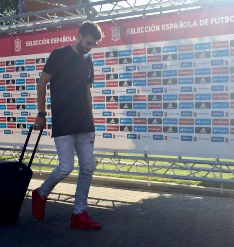 Piqué se apresentou no CT da seleção, em Madri (Foto: Divulgação)