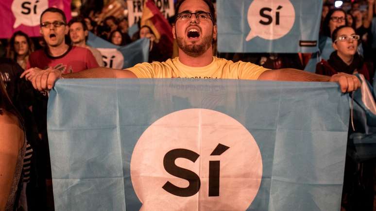 Catalães assistem a pronunciamento do presidente regional da Catalunha, Carles Puigdemont