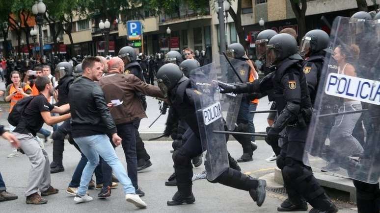 Cena de confronto entre polícia e manifestante