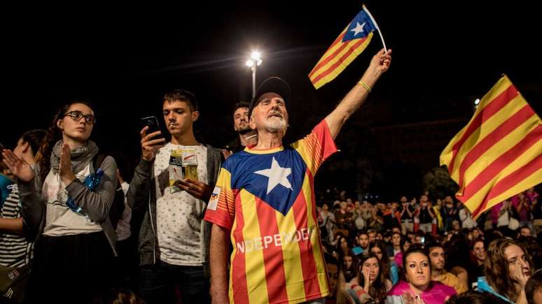Homem com bandeira da Catalunha