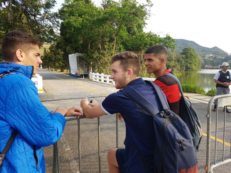 Lucas (agasalho azul claro), Gabriel e Rodrigo  (camisa do Flamengo) barrados no treino da seleção