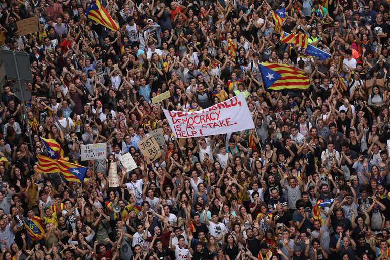 Manifestantes gritam durante protesto do lado de fora da principal delegacia da Polícia Nacional, em Barcelona, Espanha 03/10/2017 REUTERS/Susana Vera