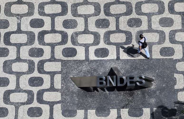 Homem passa por logo do Banco Nacional de Desenvolvimento Econômico e Social (BNDES) na sede do banco no Rio de Janeiro 