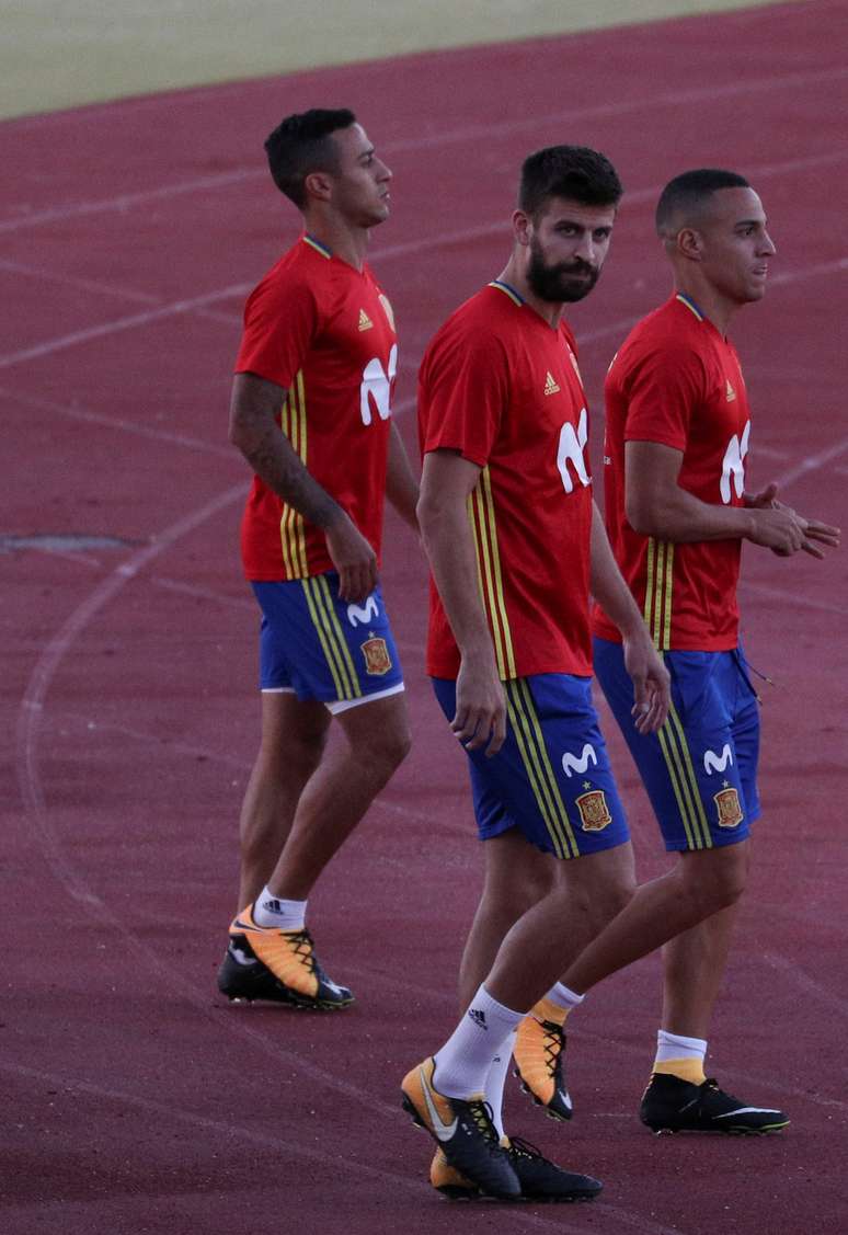 Jogadores da sele&ccedil;&atilde;o espanhola Piqu&eacute;, Rodrigo e Thiago antes de treinamento 02/10/2017 REUTERS/Rafael Marchante