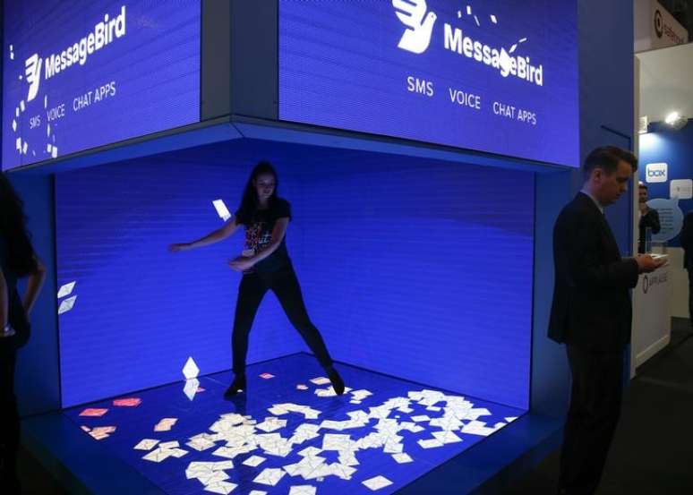 Mulher interage com stand eletr&ocirc;nico da MessageBird na Mobile World Congress em Barcelona, Espanha
28/02/2017 REUTERS/Paul Hanna