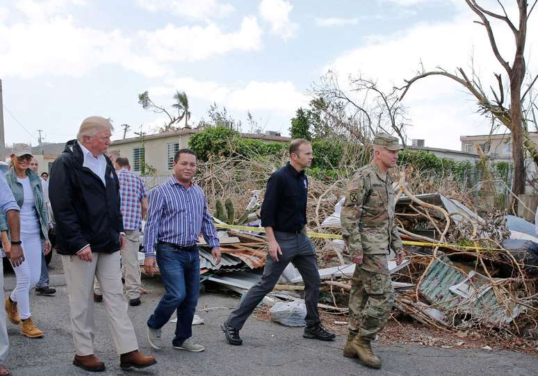 Trump caminha em a&eacute;rea afetada por furac&atilde;o Maria em Porto Rico
 3/10/2017     REUTERS/Jonathan Ernst