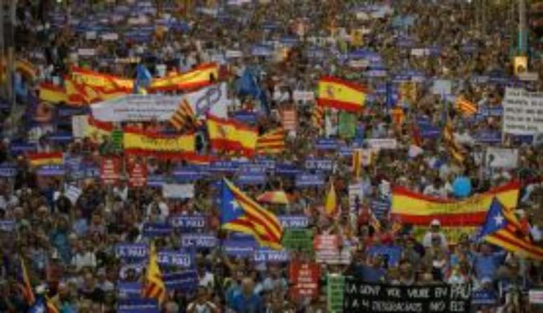 Manifestação contra os atentados na Catalunha reuniu 500 mil pessoas ()