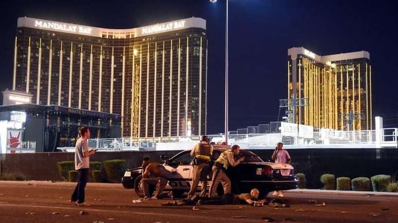 Polícia armada é vista do lado de fora do hotel Mandalay Bay