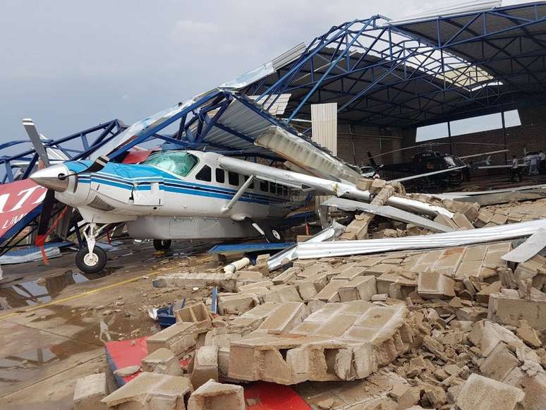 Avião destruído pela queda da estrutura de um hangar em Minas