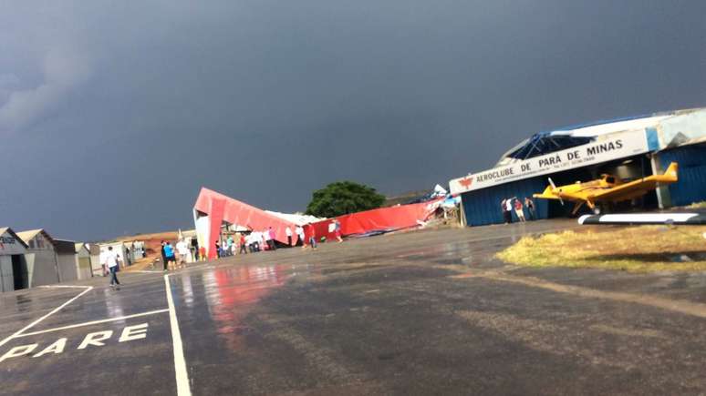 Hangar foi destruído pela força da chuva e do vento