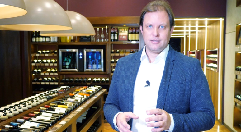O apresentador do ‘Luxo A+’ em gravação sobre o mercado de vinhos
