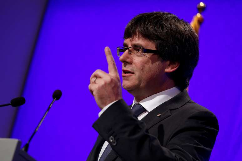 Presidente da Catalunha, Carles Puigdemont, durante coletiva de imprensa, em Barcelona 02/10/2017 REUTERS/Albert Gea