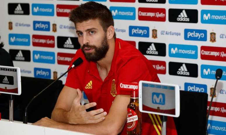 Piqué concedeu coletiva em Madri (Foto: Divulgação)