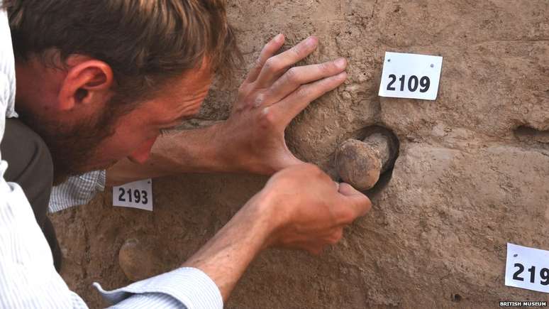Arqueologistas trabalham em Tello sob a proteção de policiais iraquianos (Crédito: Museu Britânico) 