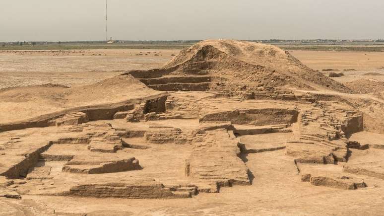 Muralha descoberta em escavação de um novo templo em Tello (Crédito: Museu Britânico) 