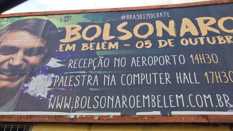 Um dos cartazes que foram espalhados por Belém anunciando a chegada de Bolsonaro (Foto: Leandro Machado) 