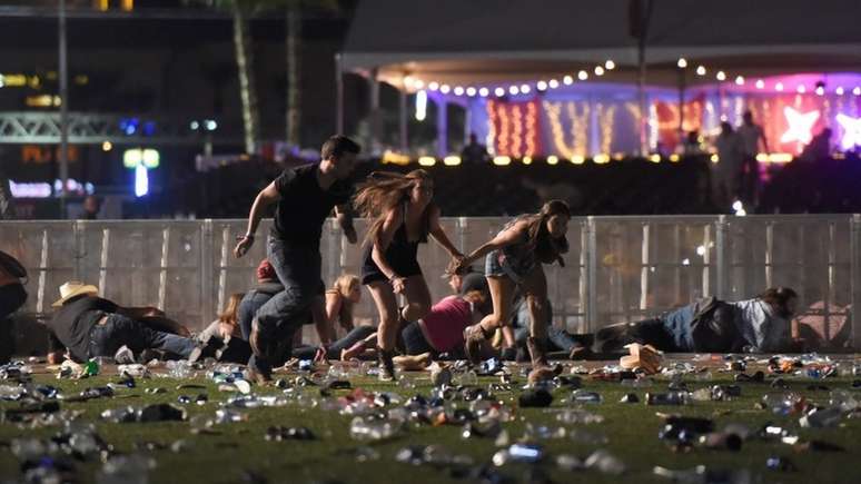 Pessoas correndo durante ataque de atirador em festival de Las Vegas.