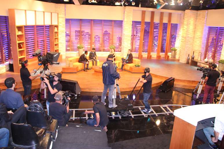 A apresentadora durante a coletiva de imprensa no moderno estúdio ocupado por seu programa de entrevistas
