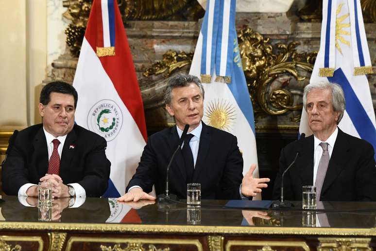 Os presidentes Horacio Cartes (Paraguai), Mauricio Macri (Argentina) e Tabaré Vazquez (Uruguai) anunciam durante encontro da Fifa, em Buenos Aires, a candidatura conjunta para a Copa do Mundo de 2030. 